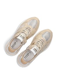 Beige sportschoenen van mesh en suède materiaal, met een dikke witte zool, veters en een logo op de tong. Maat 35 staat binnenin aangegeven.