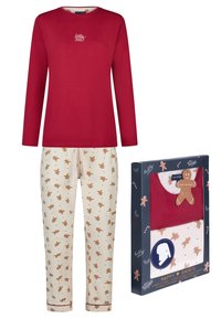Rode shirt met lange mouwen en tekst "Ho Ho Jolly"; crème broek met print van peperkoekmannetjes; geschenkset met een label van een peperkoekfiguur.