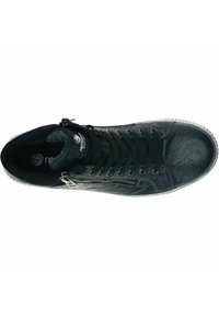 Baskets montantes en cuir noir avec lacets noirs, surface texturée, détails en métal argenté, et semelle en caoutchouc blanc. Logo de la marque sur la languette.