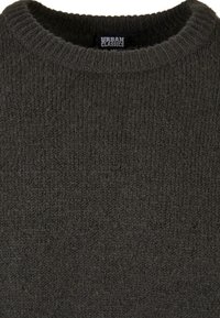 Maglione lavorato a maglia grigio scuro con un collo rotondo a coste, caratterizzato da un motivo testurizzato su tutta la superficie. Etichetta visibile al colletto, con scritto "Urban Classics."