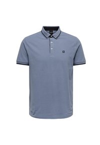 Hellblaues Poloshirt aus Baumwolle, mit klassischem Kragen, Knopfleiste mit drei Knöpfen und schwarzen Akzenten am Kragen und an den Ärmeln.