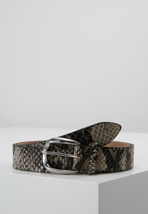 Ceinture en cuir avec motif peau de serpent gris et noir et une boucle argentée brillante, enroulée sur une surface blanche.