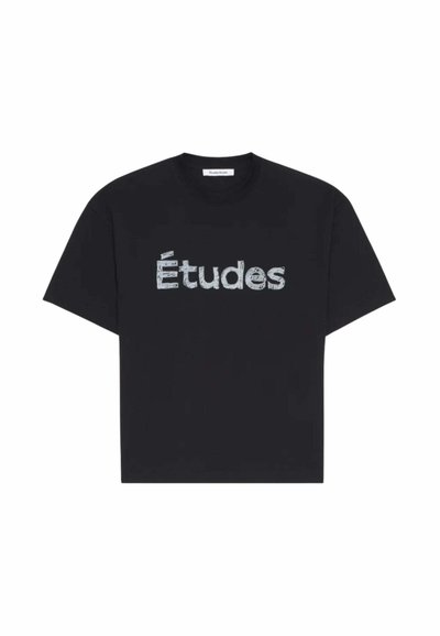 T-shirt noir à manches courtes avec "Études" imprimé en lettres texturées bleu clair sur la poitrine, col rond.