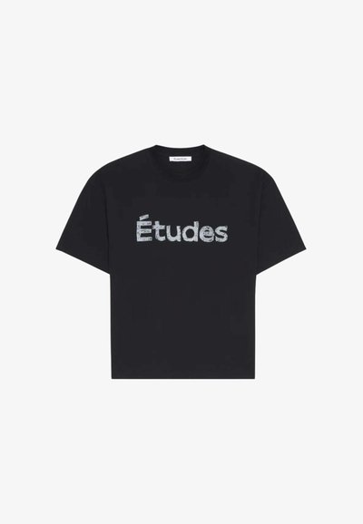 T-shirt noir à manches courtes avec "Études" imprimé en lettres texturées bleu clair sur la poitrine, col rond.