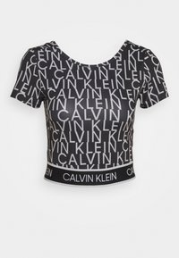 Sort crop top med gentaget hvidt "Calvin Klein"-logomønster, korte ærmer og en tætsiddende pasform med en logoelastik i kanten.