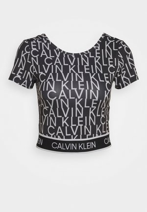 Top corto negro con un patrón repetido del logo blanco "Calvin Klein", mangas cortas y diseño ajustado con una banda con el logo en el dobladillo.