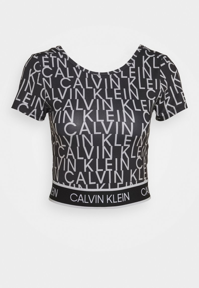 Sort crop top med gentaget hvidt "Calvin Klein"-logomønster, korte ærmer og en tætsiddende pasform med en logoelastik i kanten.