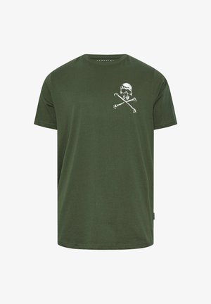 T-shirt a maniche corte verde oliva con una piccola grafica bianca di teschio e ossa incrociate sul petto sinistro.