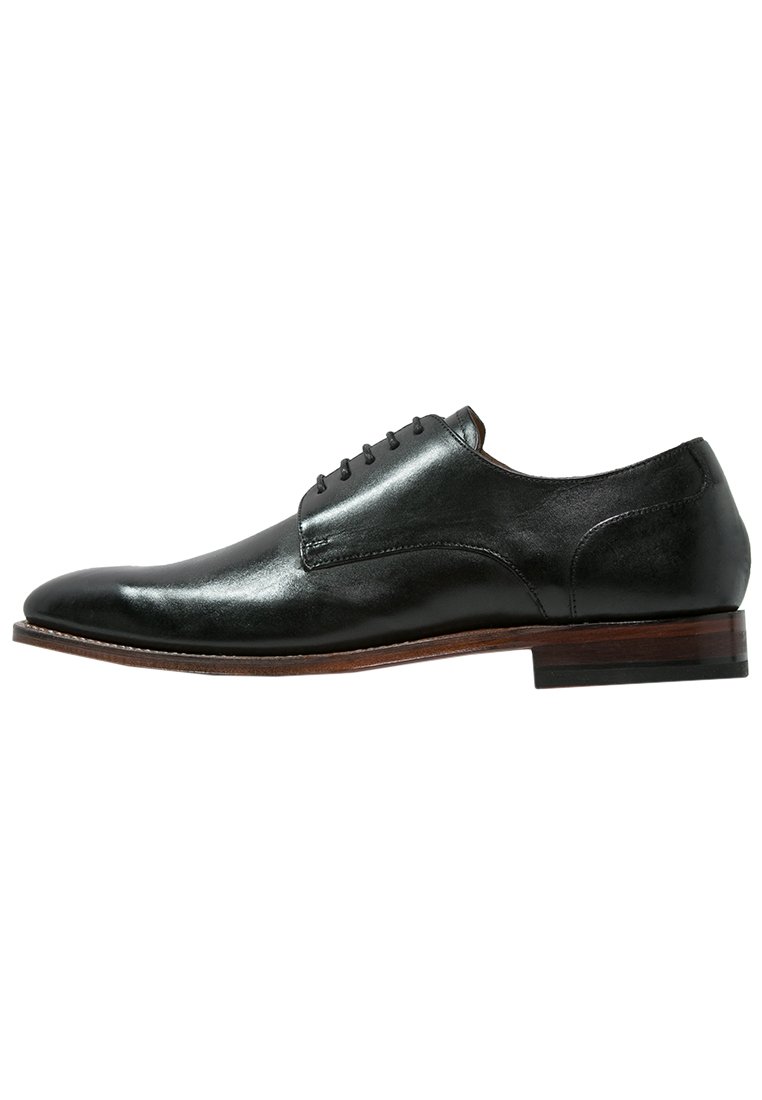Chaussure de ville en cuir noir avec une finition brillante, bout arrondi, cinq œillets et un talon en bois empilé. Design élégant avec un minimum de coutures.