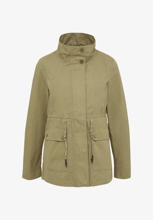 Maslinasto zelena, lagana jakna s visokim ovratnikom, dugmadi na dugme i podesivim strukom. Ima dva prednja džepa s preklopima.