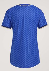 Blauw sportshirt met donkerblauw bladdessin, korte mouwen, gouden en donkerblauwe bies, en de tekst "AZZURRA" op de achterkant van de halslijn.