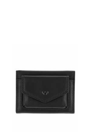 Portefeuille en cuir noir avec une poche à rabat à l'avant, détail d'emblème argenté et couture visible autour des bords, sur fond blanc.