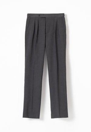 Pantalones de vestir ajustados de color gris oscuro con pliegues delanteros, bolsillos laterales y cinturilla con botones.