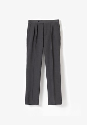 Pantalones de vestir ajustados de color gris oscuro con pliegues delanteros, bolsillos laterales y cinturilla con botones.
