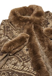 Cappotto in pelliccia sintetica marrone con un motivo testurizzato, ampio colletto e dettagli morbidi lungo i bordi, con un design a apertura frontale.