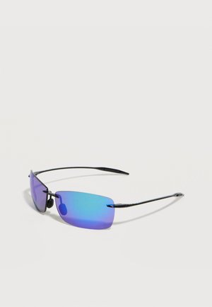 Ochelari de soare fără ramă, eleganți, cu brațe subțiri negre și lentile dreptunghiulare cu oglindă albastru-violet, așezate pe o suprafață albă.