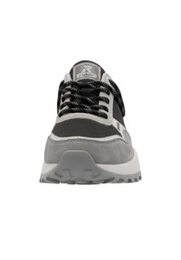 Baskets grises en suède et en mesh, avec une semelle extérieure texturée, des lacets noirs et blancs, et une étiquette de logo sur la languette.