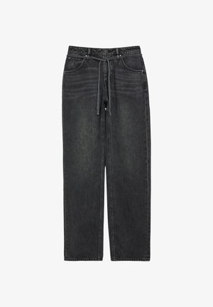 Jean en denim noir avec jambe droite, cordon de serrage noué à la taille et style classique cinq poches sur fond blanc.