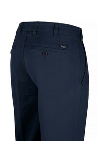 Granatowe spodnie wykonane z trwałego materiału, z tylną kieszenią zapinaną na guzik oraz dyskretną metką marki.