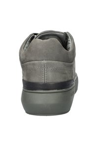 Sneaker grigio in suede con forma arrotondata, collare imbottito, suola nera a contrasto e dettagli di cucitura visibili sul retro.
