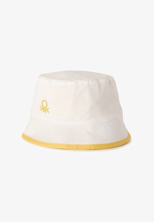 Biały kapelusz typu bucket z żółtą lamówką wokół rondy i małym żółtym emblem na boku.
