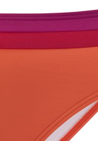 Oranje bikini onderkant met drie horizontale banden in tinten paars, rood en oranje; heeft een gladde textuur en witte voeringdetails.