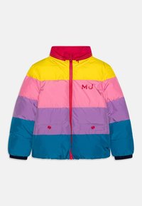 Mångfärgad puffjacka med gula, rosa, lila och turkosa horisontella ränder. Designad med hög krage och dragkedjestängning.