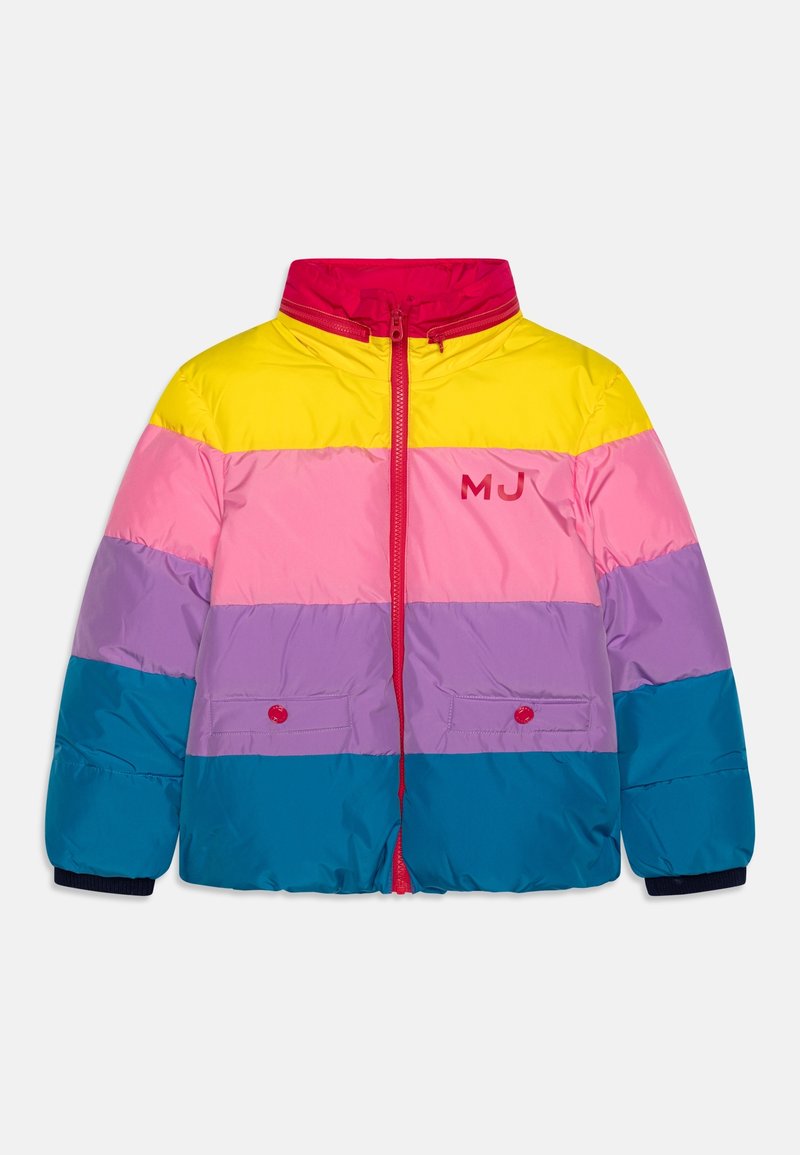 Mångfärgad puffjacka med gula, rosa, lila och turkosa horisontella ränder. Designad med hög krage och dragkedjestängning.