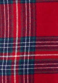 Tela de cuadros en rojo, verde y azul marino con una textura suave; presenta líneas blancas que se cruzan en un clásico patrón de check.