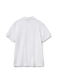 Camisa polo blanca con cuello clásico, mangas cortas y una textura suave. La parte posterior presenta un diseño limpio sin adornos.