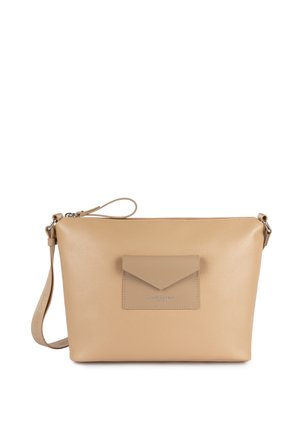 Sac bandoulière en cuir beige avec une finition texturée, une poche avant en forme d'enveloppe et une bandoulière ajustable. Présente un branding subtil.