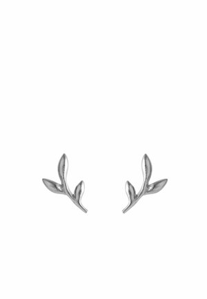 Boucles d'oreilles en forme de branche de feuille couleur argent avec trois feuilles lisses sur chaque, présentées sur fond blanc.