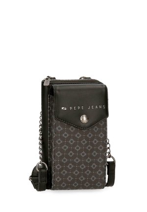 Pequeño bolso bandolera negro con patrón geométrico, solapa frontal con botón metálico, bolsillo con cremallera y cadena plateada de Pepe Jeans.