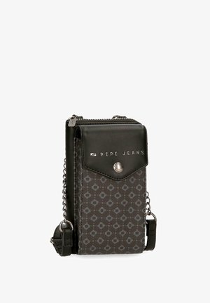 Pequeño bolso bandolera negro con patrón geométrico, solapa frontal con botón metálico, bolsillo con cremallera y cadena plateada de Pepe Jeans.