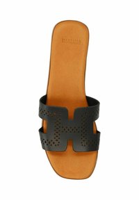 Zwarte leren slippers met uitsnedeontwerp, met een platte zool en een tan inlegzool. De bovenste band heeft een decoratief geperforeerd patroon.