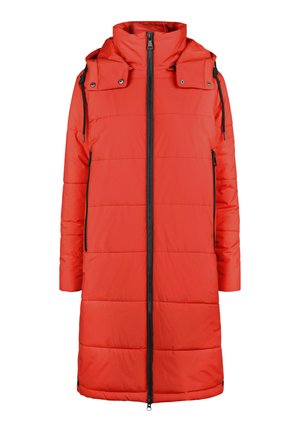 Raudonas pūkuotas paltas su aukštu apykakle, nuimamu kapišonu, priekyje užtrauktuku ir dviem šoninėmis kišenėmis. Yra vertikalūs siūlai ir juodi akcentai.