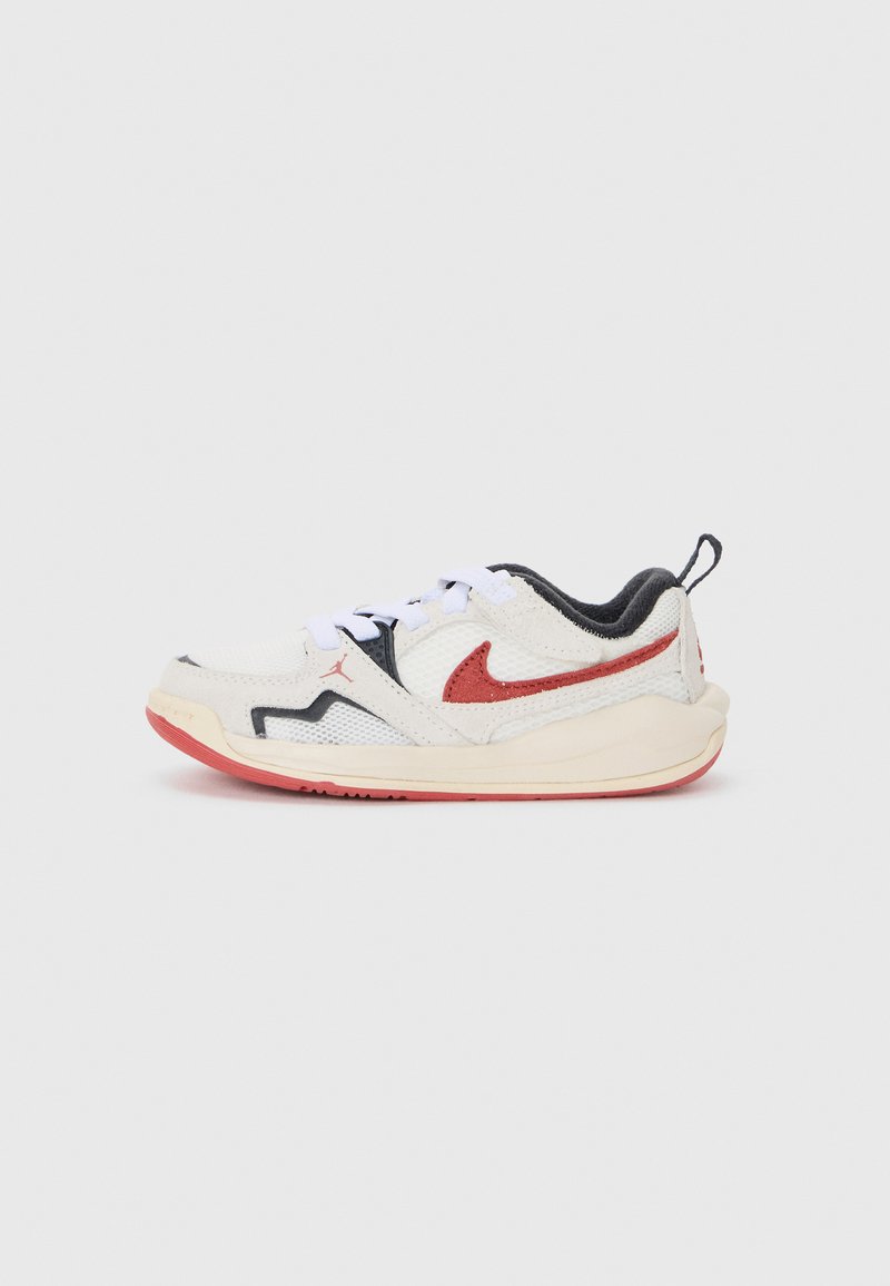 Białe siatkowe sneakersy z czerwonymi i czarnymi akcentami. Okrągły czubek, teksturowana podeszwa i kontrastujące elementy designu. Posiadają pętlę do wsuwania na pięcie.