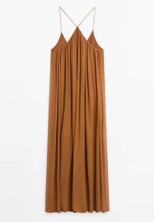 Brązowa sukienka maxi bez rękawów z cienkimi skrzyżowanymi ramiączkami spaghetti i marszczonymi detalami materiału na białym tle.