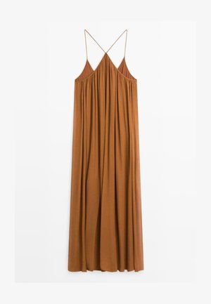 Braunes ärmelloses Maxikleid mit dünnen gekreuzten Spaghettiträgern und gerafften Stoffdetails auf weißem Hintergrund.