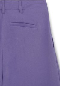 Maßgeschneiderte lila Hosen aus strukturiertem Stoff, mit geradem Schnitt und einer Gesäßtasche mit subtilen Nahtdetails.
