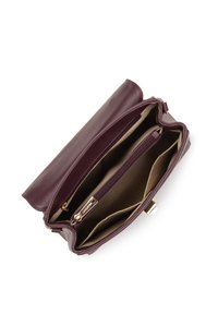 Borsa a tracolla in pelle bordeaux con finitura testurizzata, dotata di un vano principale, una tasca interna con zip e una chiusura in metallo dorato.