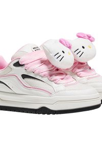 Białe i różowe sneakersy wykonane z siateczki i materiałów syntetycznych. Posiadają akcesoria w postaci pluszowych kokardek Hello Kitty oraz fakturowane podeszwy.