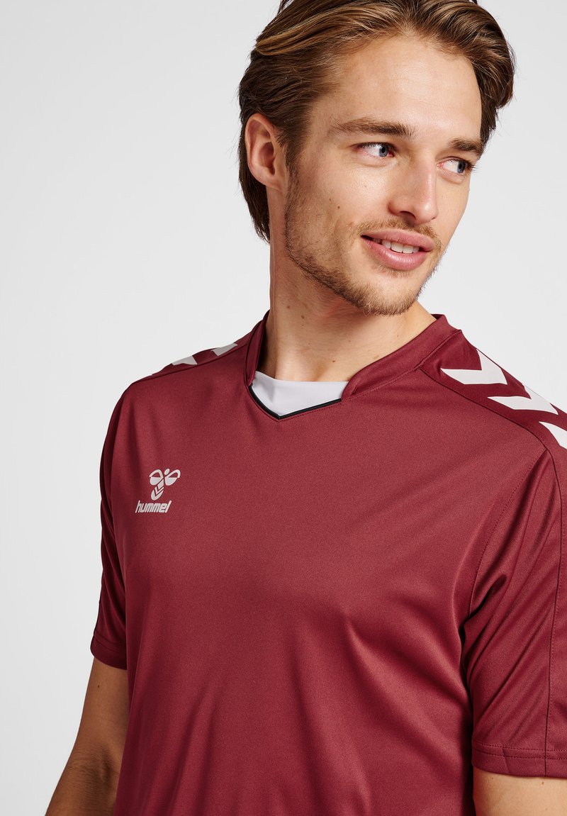 Herren Shirts | Hummel HMLCORE XK POLY S/S T-Shirt print maroon/dunkelrot - HA25821 Herren Shirts | Hummel HMLCORE XK POLY S/S T-Shirt print maroon/dunkelrot - HA25821