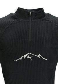 Zwarte longsleeve top met een hoge kraag en halve rits. Voorzien van textuurstof met verticale ribbels en een wit berglogo op de borst.