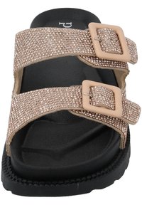 Roze gouden sandalen met dubbele gespen, met een textuurriem versierd met rhinestones en een zwarte rubberen zool voor grip.