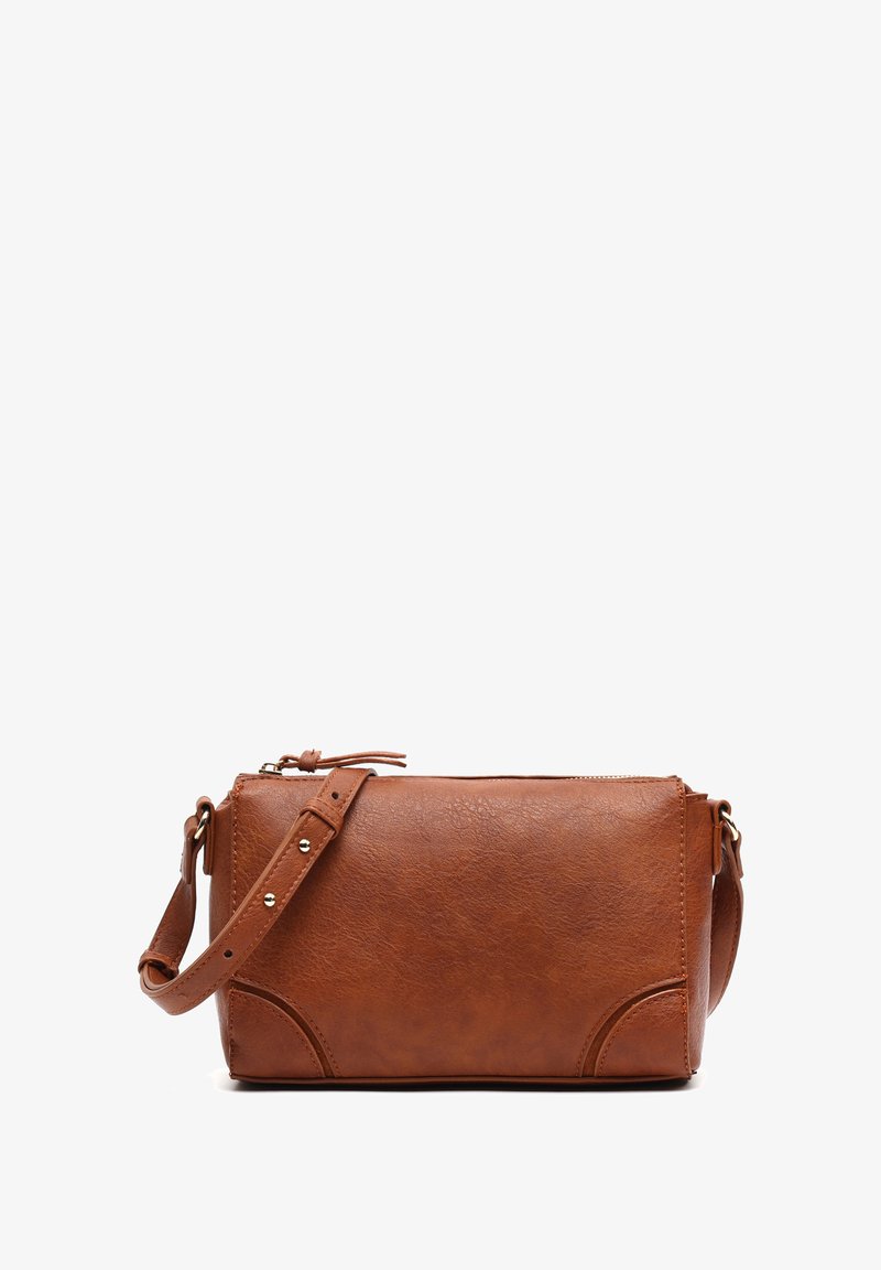 Borsa a tracolla in finta pelle marrone, con forma rettangolare, superficie textured e cuciture decorative agli angoli. Include una tracolla regolabile.