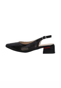 Černý perforovaný slingback s špičatou špičkou a nízkým blokovým podpatkem. Obsahuje kovovou sponu a kontrastní červený akcent na podpatku.