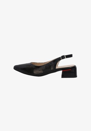 Schwarzer perforierter Slingback-Schuh mit spitzer Zehe und niedrigem Blockabsatz. Verfügt über eine metallische Schnalle und einen kontrastierenden roten Akzent am Absatz.