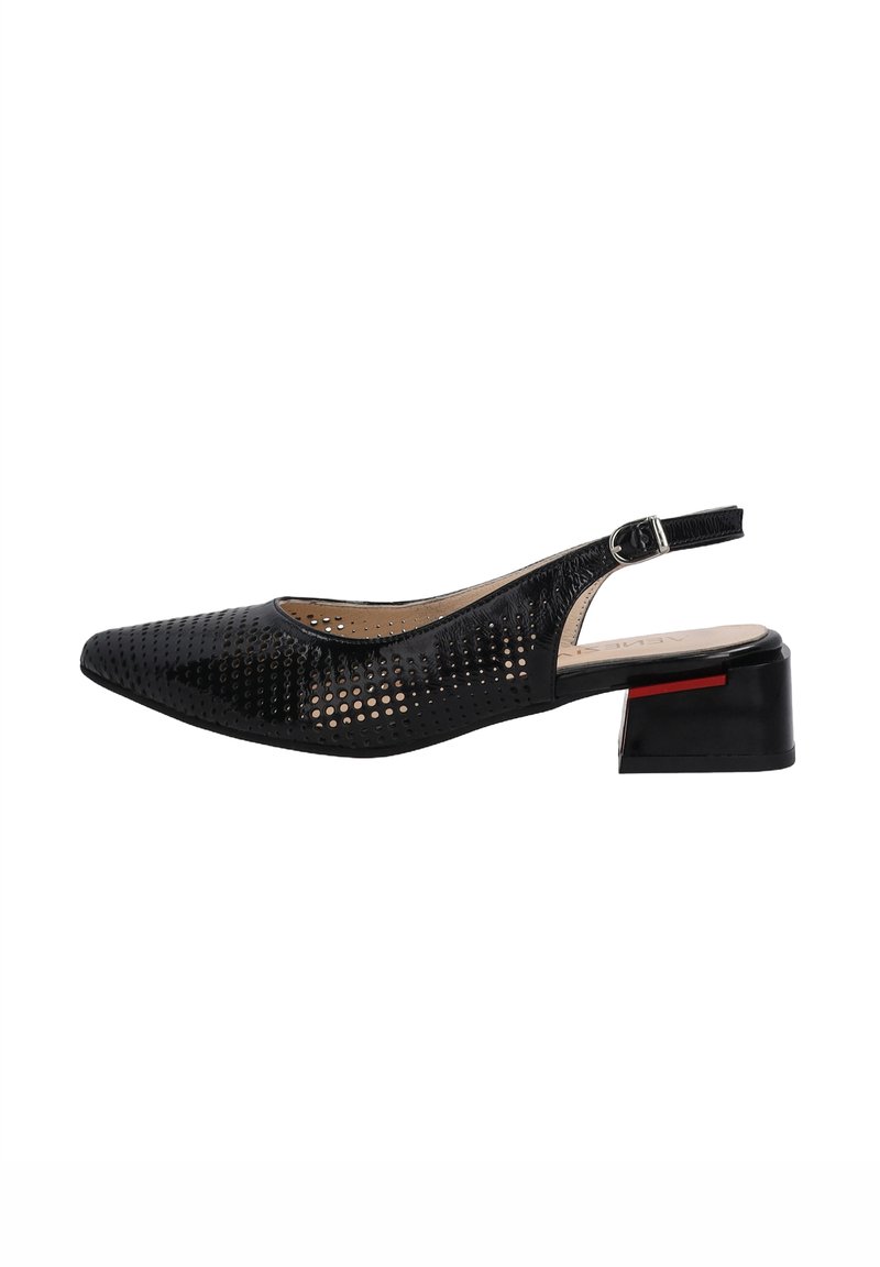 Černý perforovaný slingback s špičatou špičkou a nízkým blokovým podpatkem. Obsahuje kovovou sponu a kontrastní červený akcent na podpatku.