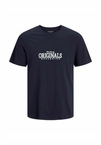 Camiseta de algodón azul marino de manga corta y cuello redondo. En el pecho presenta "Club Nozy ORIGINALS WORLDWIDE" en un texto blanco en contraste.